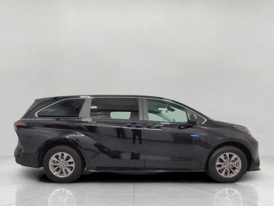 2025 Toyota Sienna LE FWD 8-Passenger