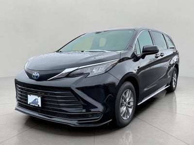 2025 Toyota Sienna LE FWD 8-Passenger