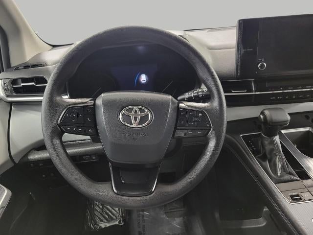 2025 Toyota Sienna LE FWD 8-Passenger