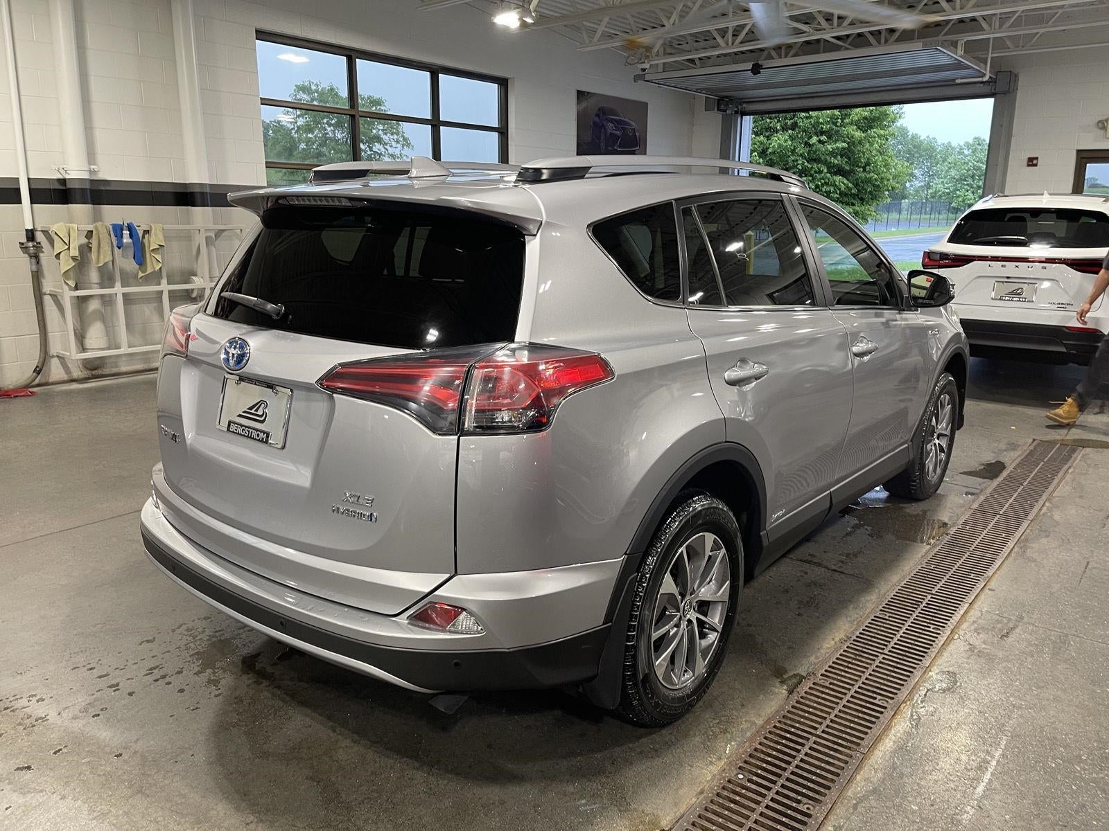 2017 Toyota RAV4 Hybrid XLE AWD