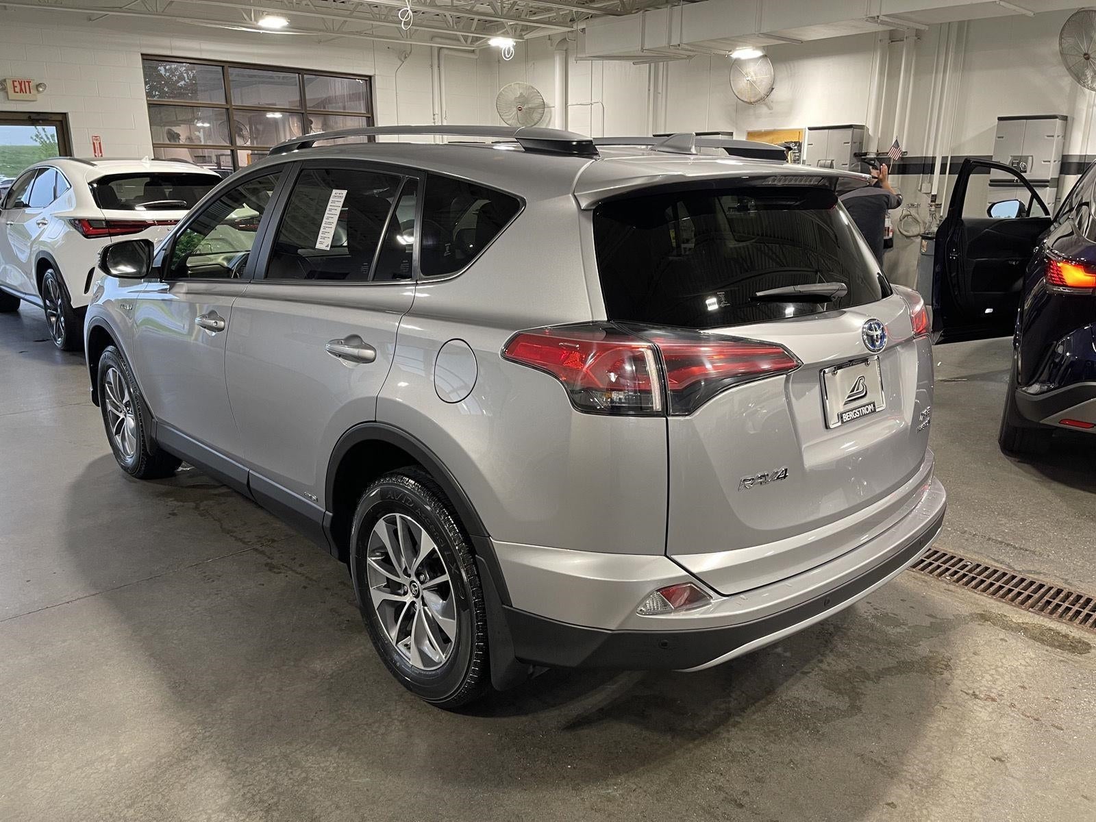 2017 Toyota RAV4 Hybrid XLE AWD